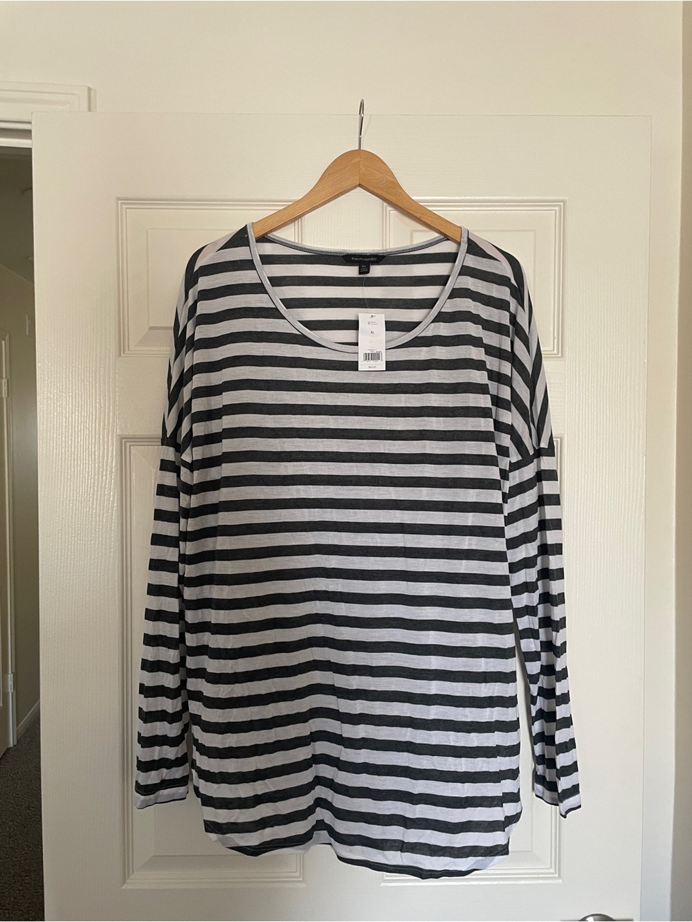 🩶 Banana Republic Striped Gray & White Long-Sleeve Scoop Neck Top 🩶